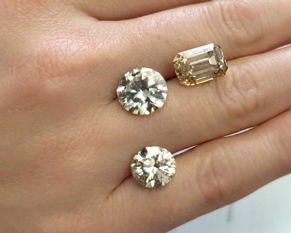 Ausgewählte Diamanten in der Hand